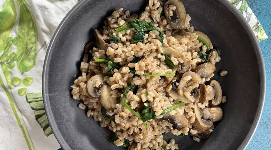 Farro with Spinach and Mushrooms